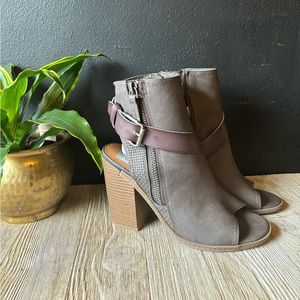 🌺 New Dolce Vita Gray Peep Toe Booties